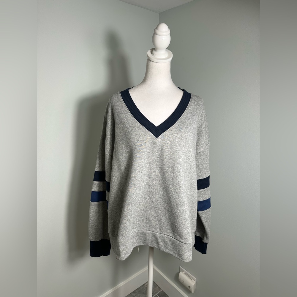 Evereve Gray and Navy V-Neck Sporty Athleisure Preppy Sweater Size Large
